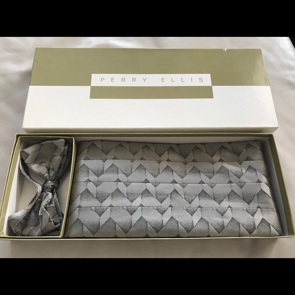 Matching bow tie and cummerbund/cumberbund
